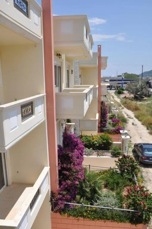 Complex of 13 luxury maisonettes in Kato Almiri, Corinthia
