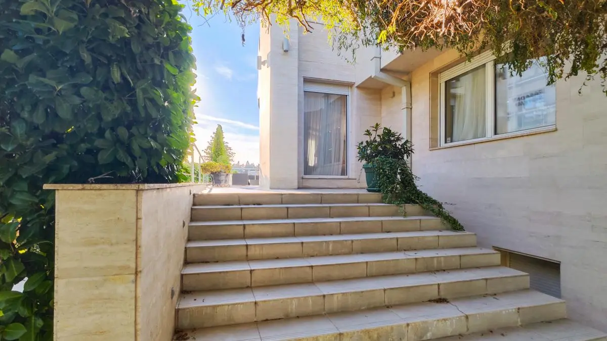 Elegant villa in Dedinje