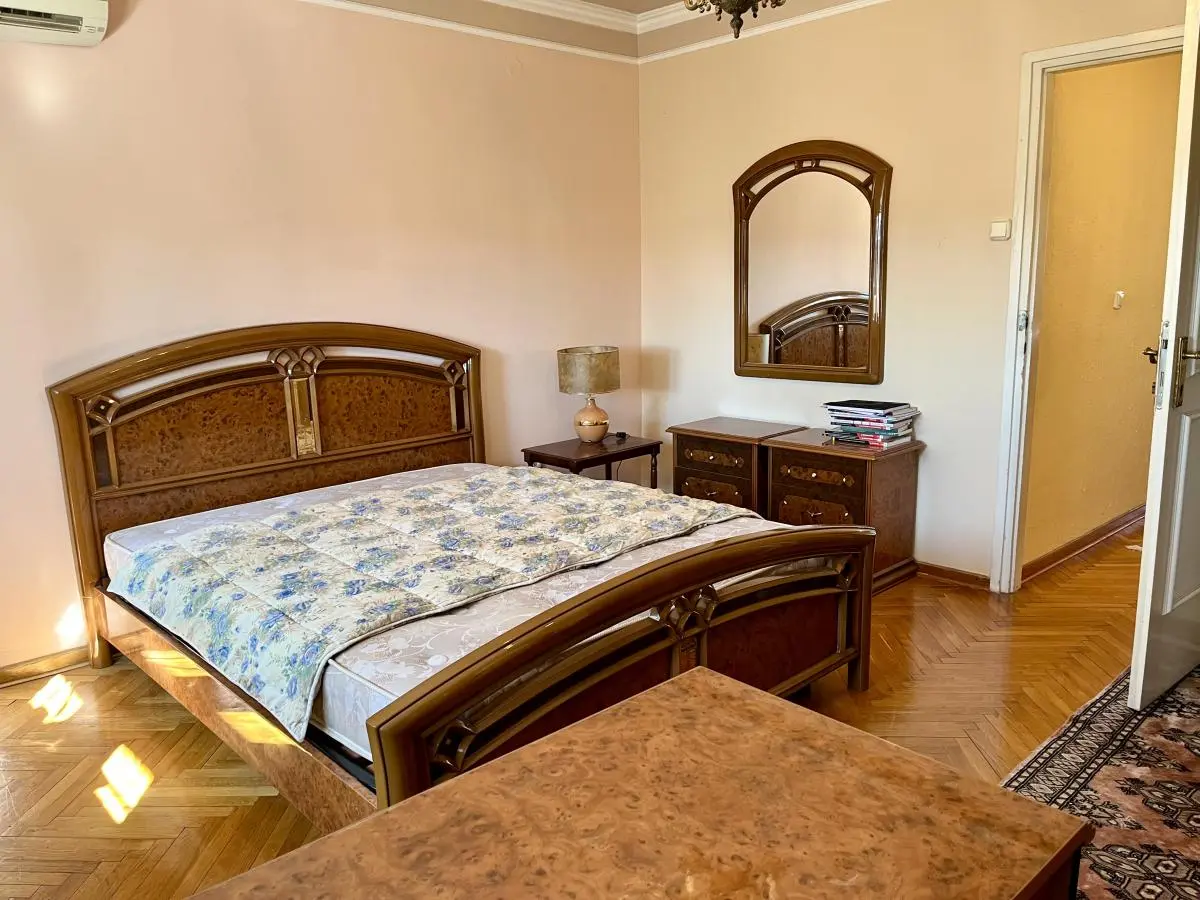 bh-6f07419f87d6 Spacious apartment in Voždovac with 5 bedrooms and a private courtyard