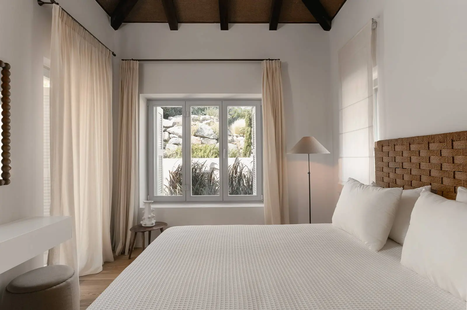 bh-6f239632a0d7 High quality design villa with beach access