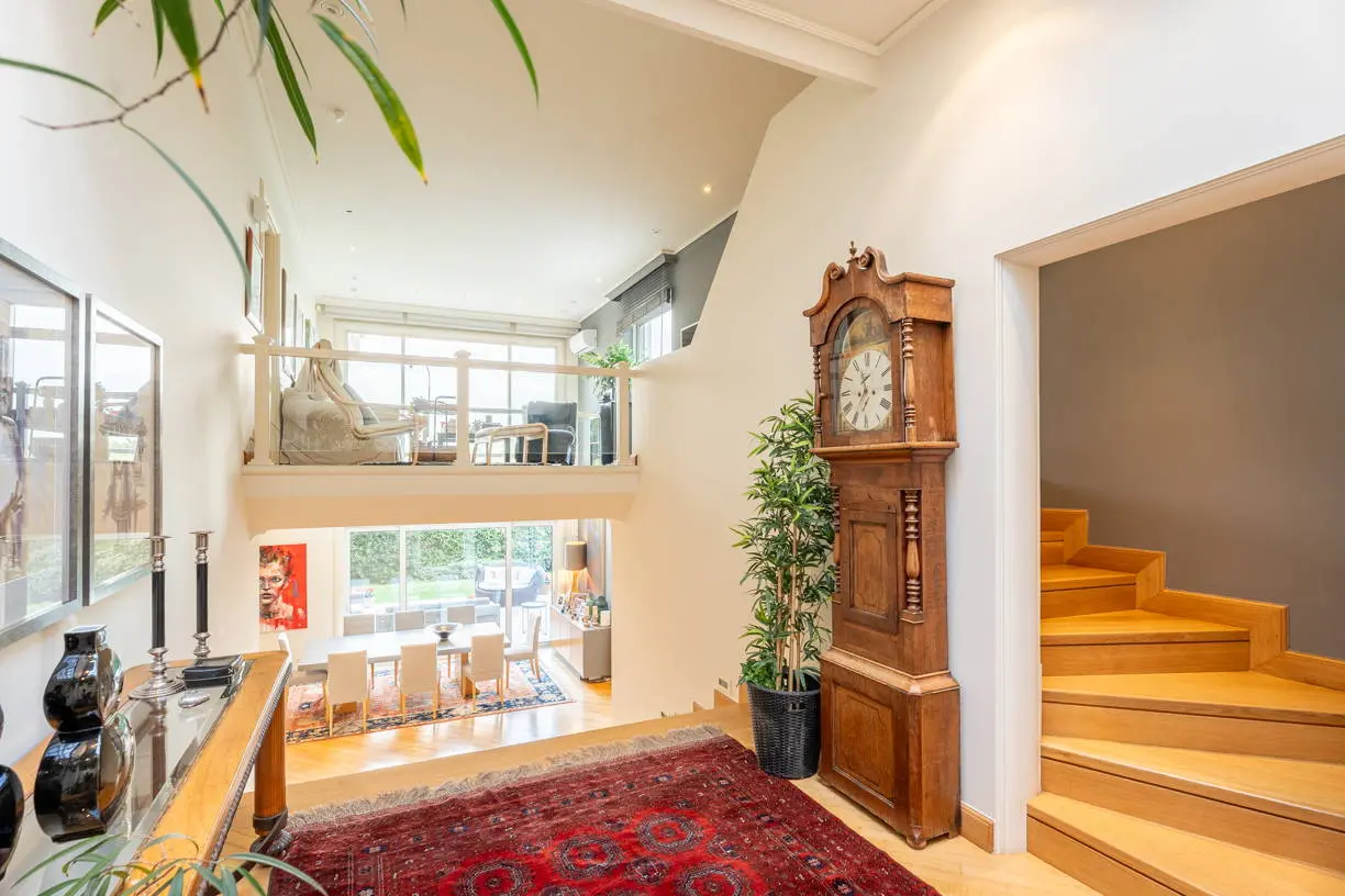 High-end detached residence set on a 1,200 sq.m. plot