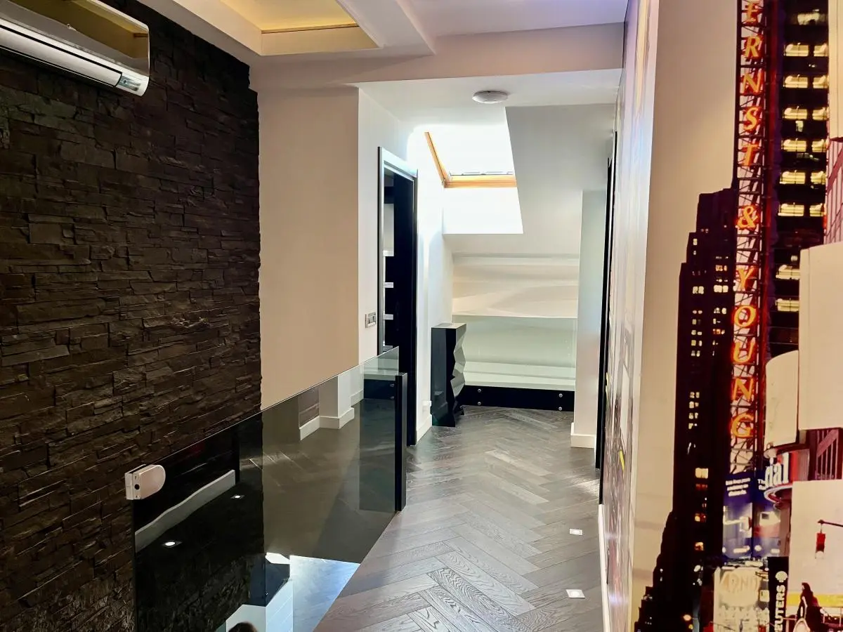 Stylish 4-Room Penthouse Duplex