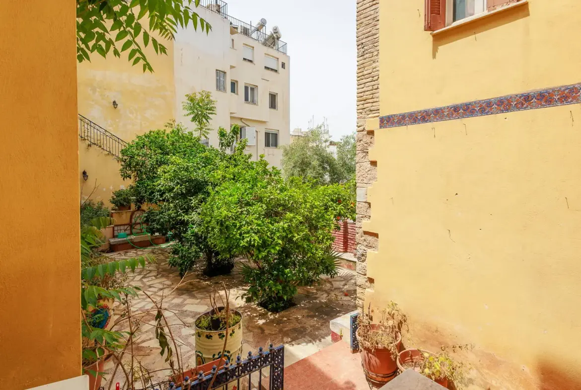 Historic detached house in Plaka with large courtyard