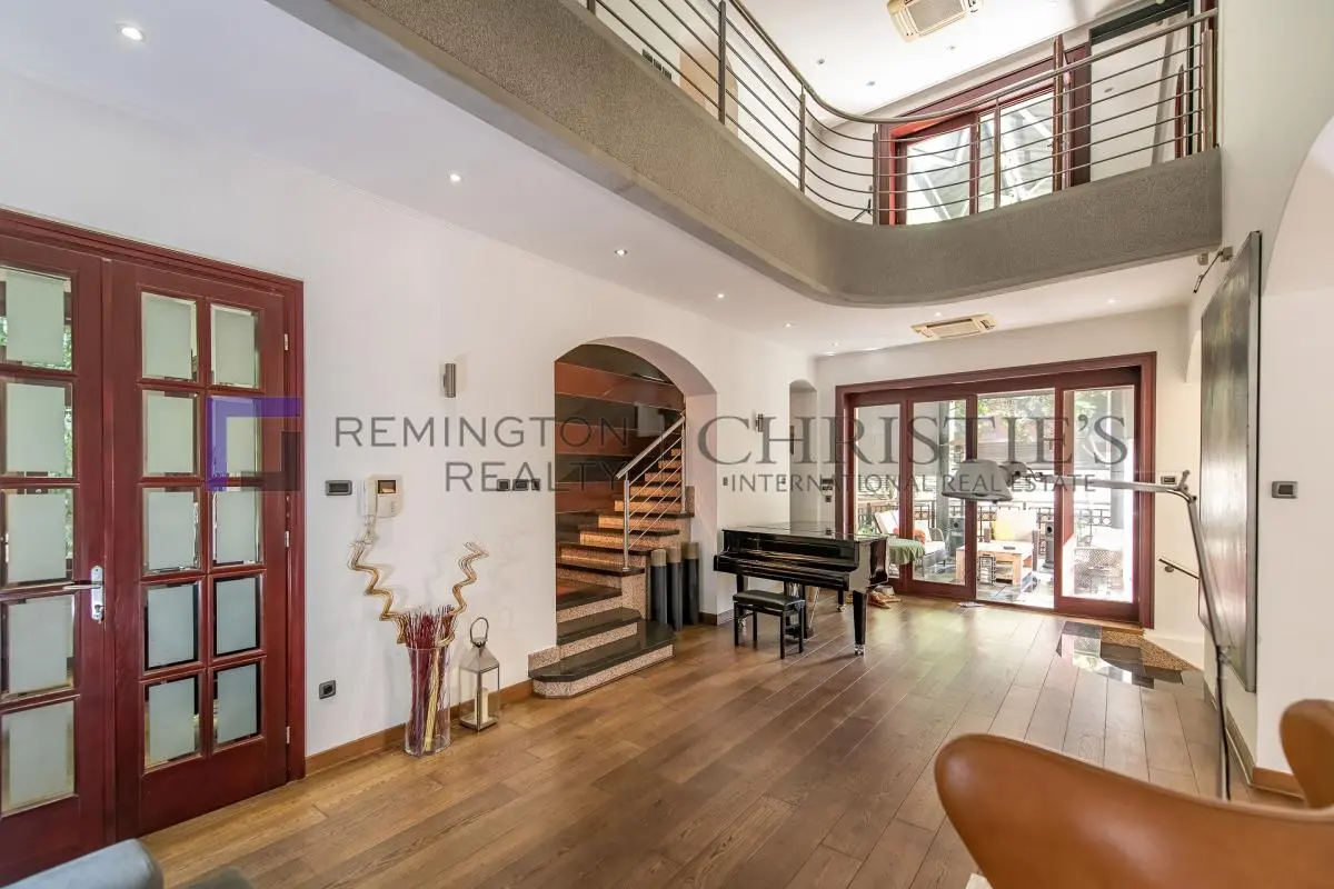 bh-71e51a35000b Distinguished City Villa in the Heart of the Urban Core