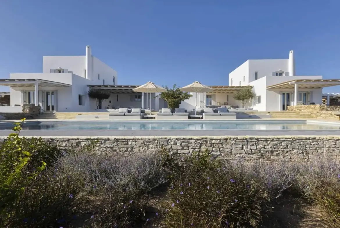 Luxury villa with dual residences and direct beach access in Antiparos