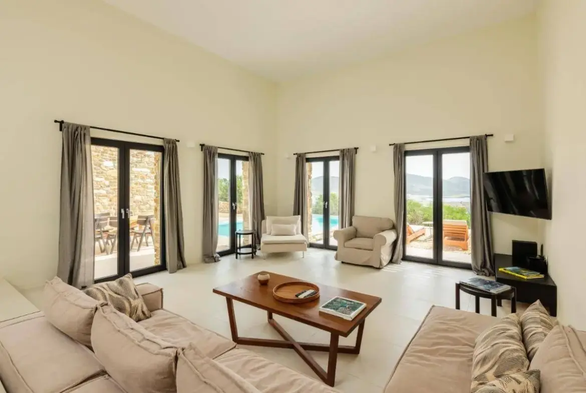Antiparos exclusive villa with 5 private suites
