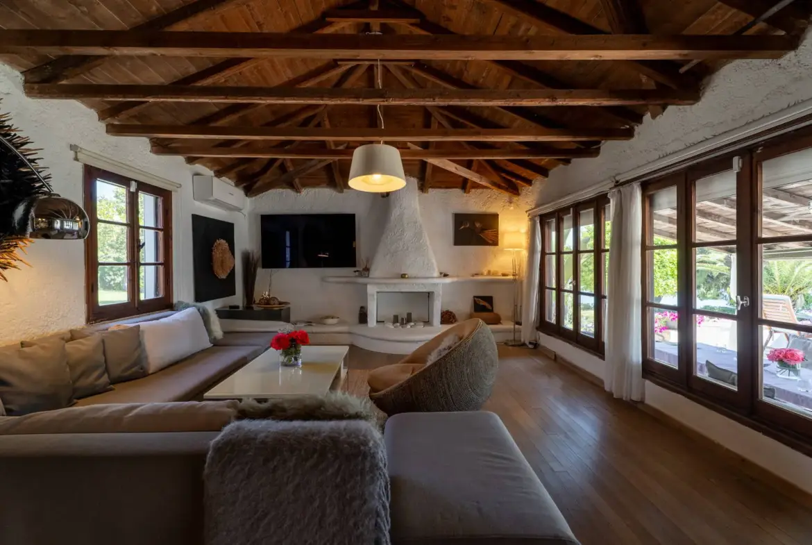 Unique seaside estate with a grand detached house