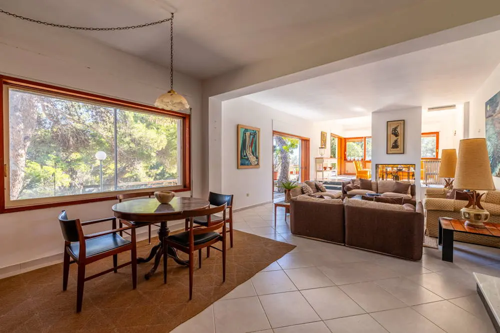 Vintage villa with sea view and large plot in Sounio
