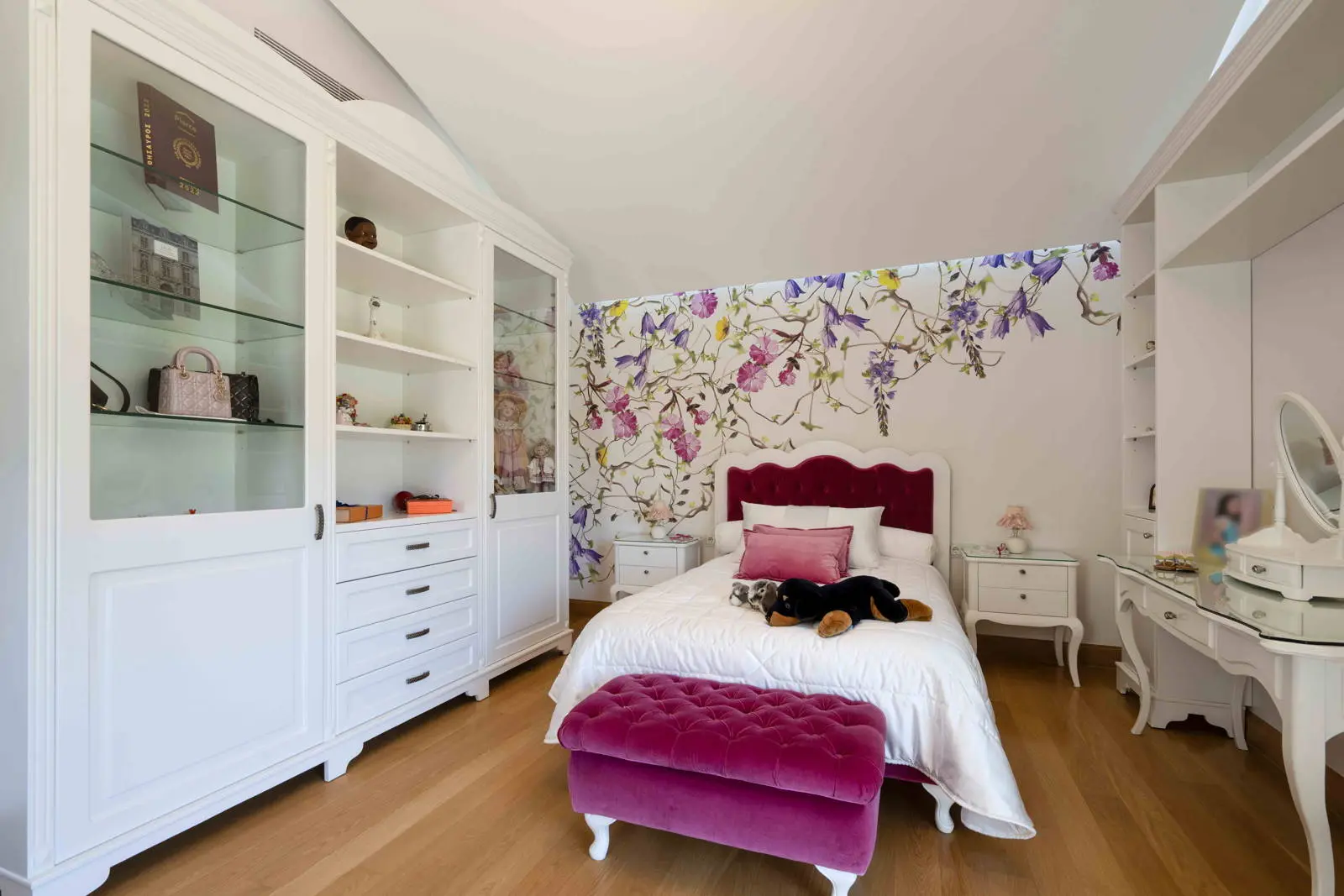 bh-76261a649112 Detached residence of 666 sq.m. with garden and heated pool