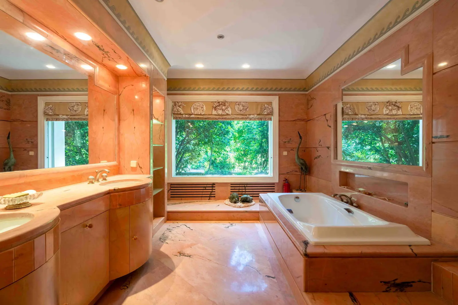 Elegant and timeless villa in Ekali