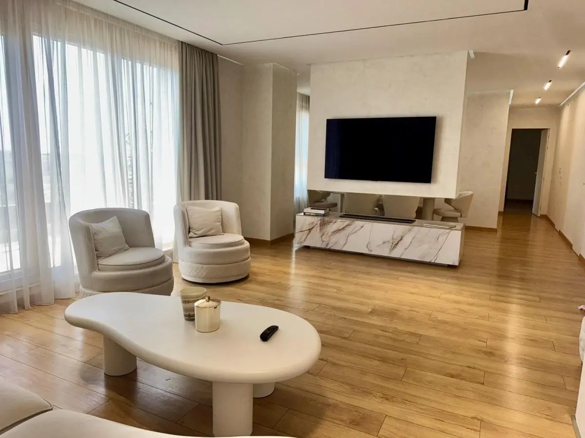Elegant Four-Bedroom Apartment with Panoramic Views in the Wellport Residential Complex