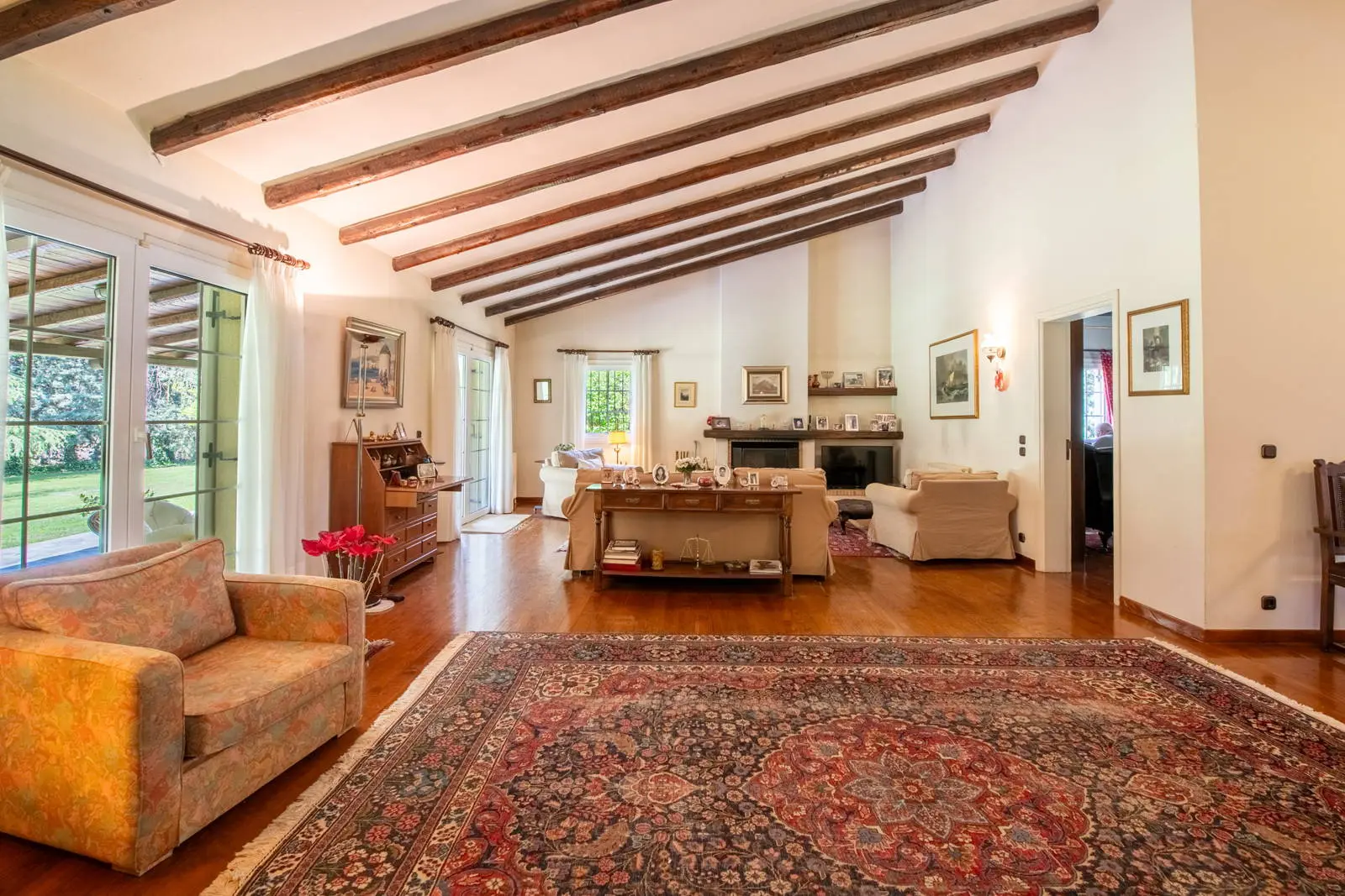 Two luxurious residences in 23,000 sq.m.