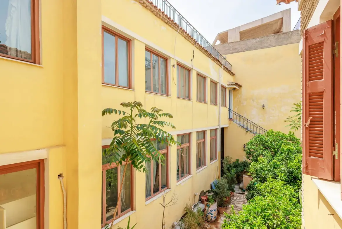 Historic detached house in Plaka with large courtyard