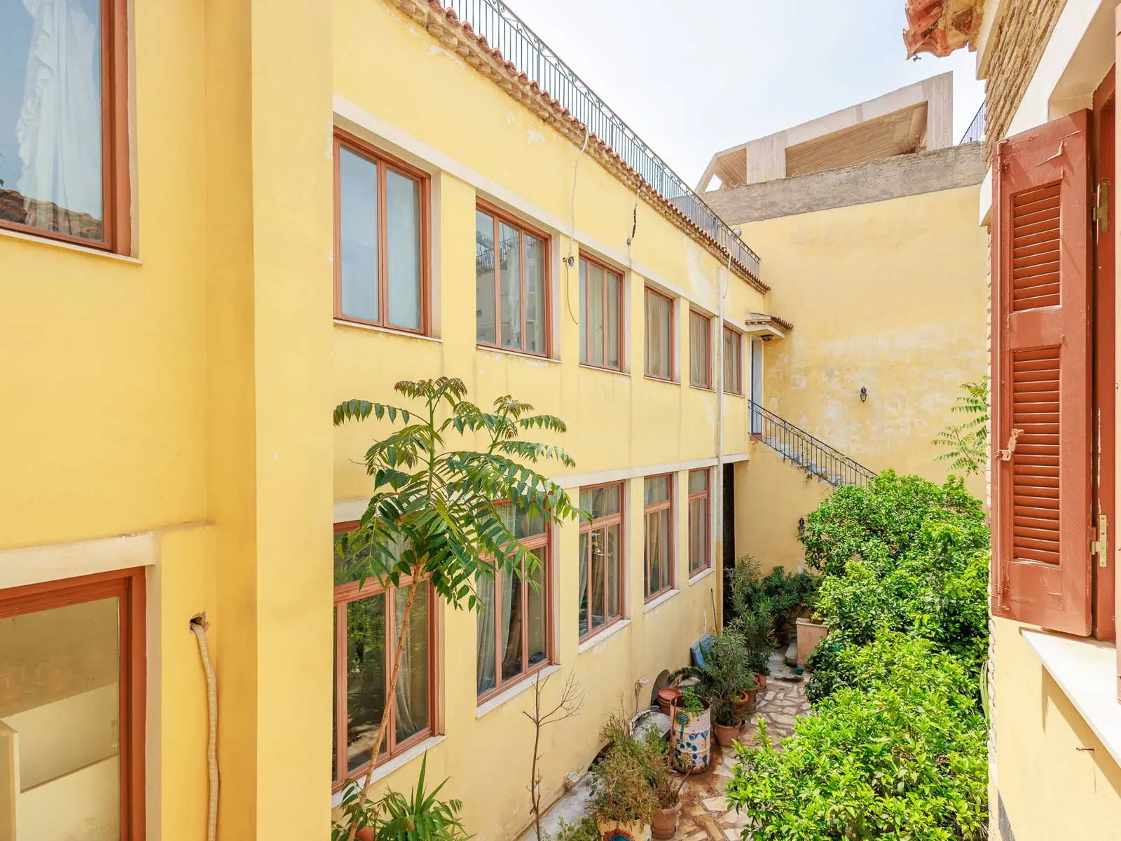 Historic detached house in Plaka with large courtyard