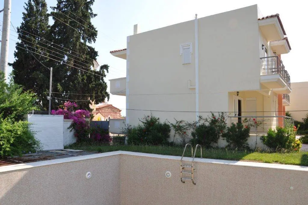 Complex of 13 luxury maisonettes in Kato Almiri, Corinthia