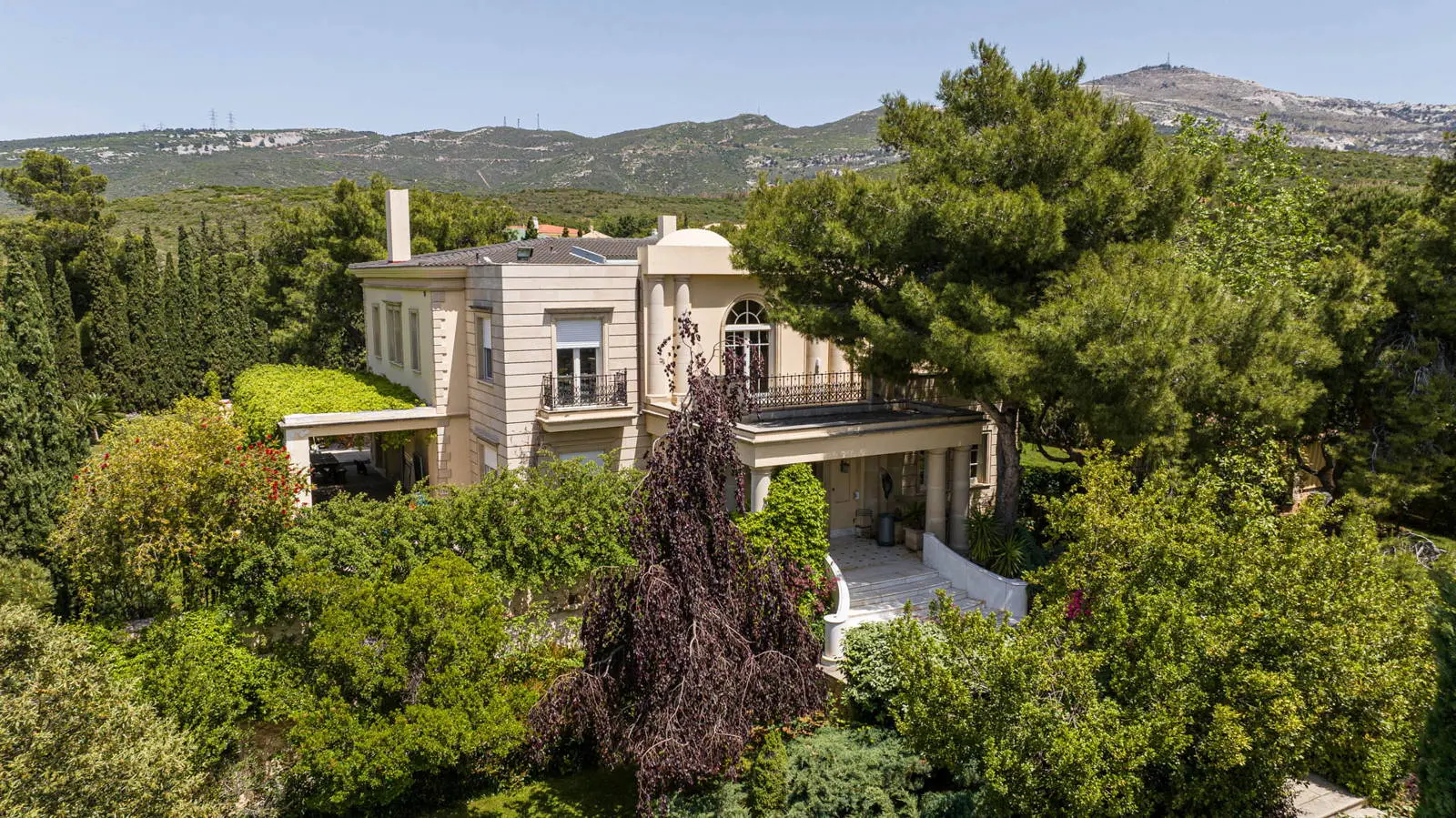 bh-7cc1bfda55dc Unique Mansion in Kefalari