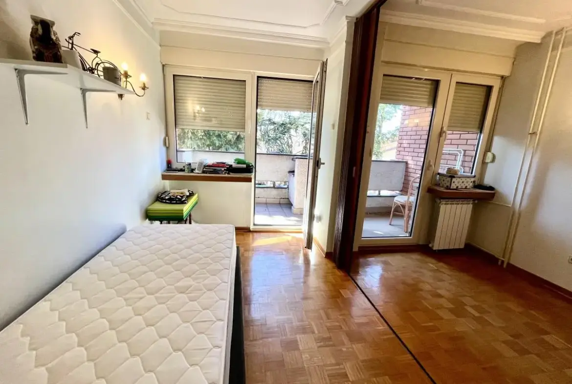 Spacious apartment in Voždovac with 5 bedrooms and a private courtyard
