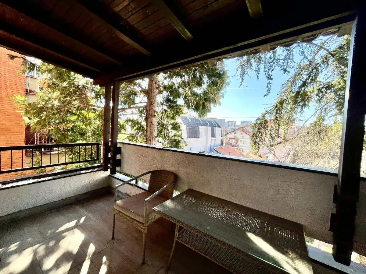 bh-80b1f0abf8b6 Spacious apartment in Voždovac with 5 bedrooms and a private courtyard