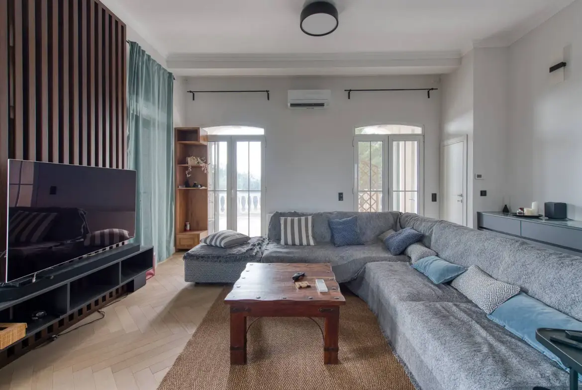 Investment villa with panoramic views and an indoor pool