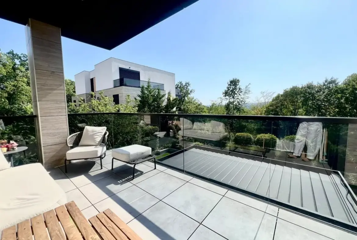 Family apartment with 2 garage parking spaces and a storage room
