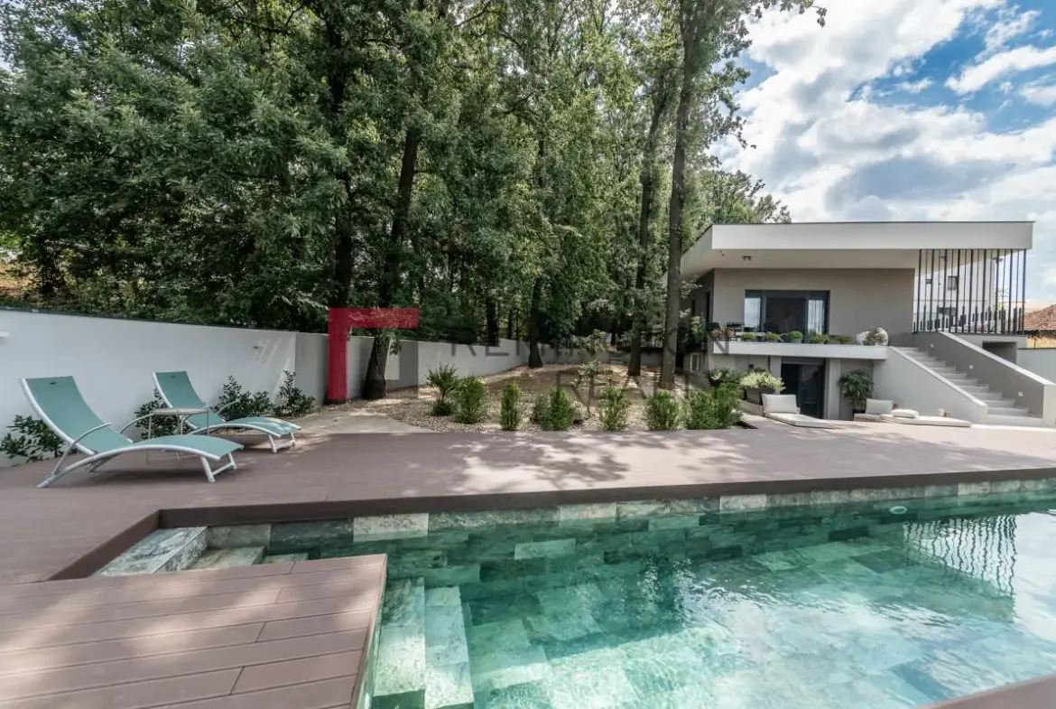 House in the Oak Forest