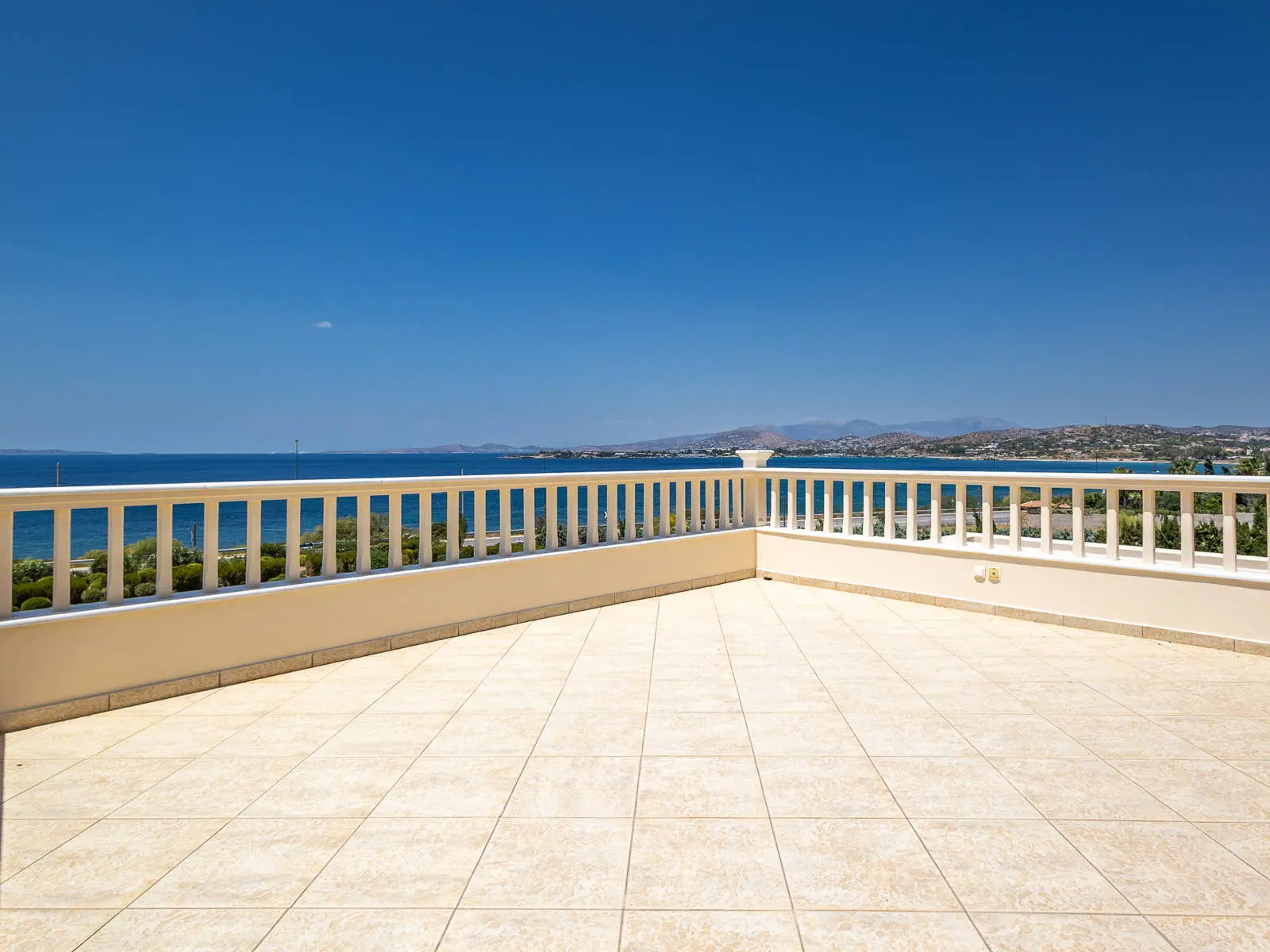 Exquisite 950sq.m. coastal villa with panoramic sea views in Saronida