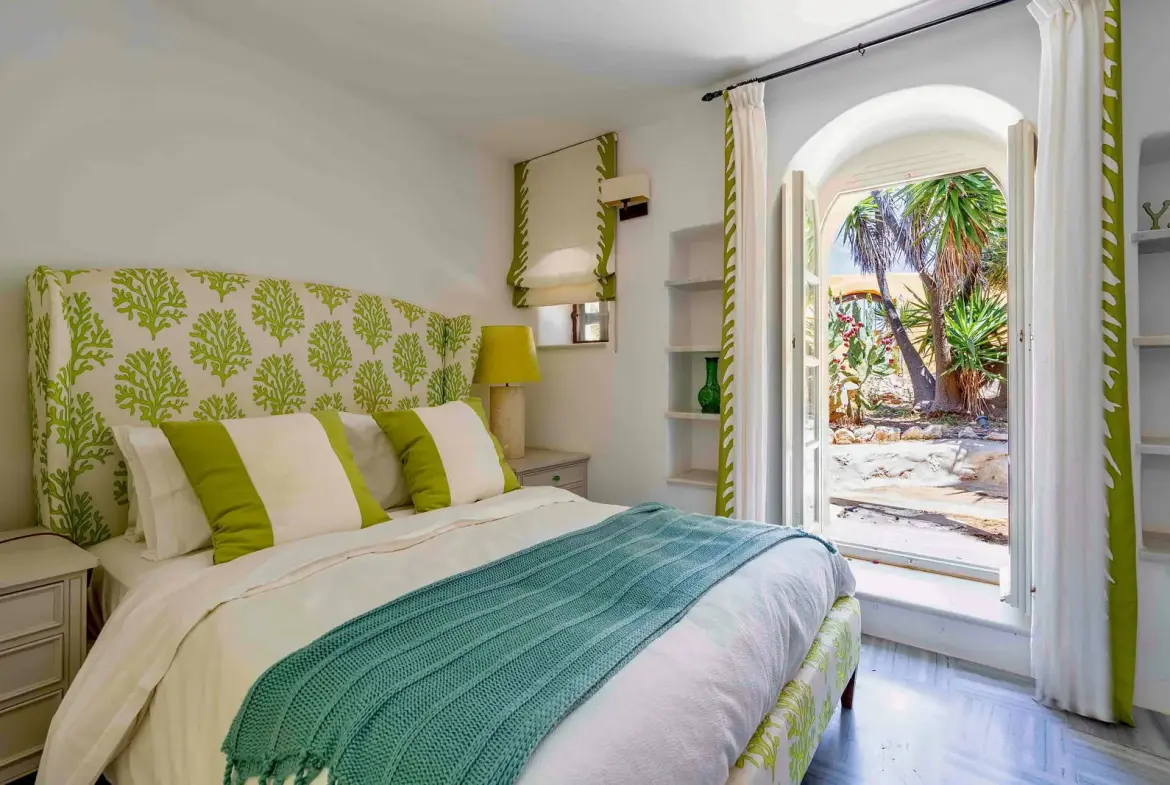 Exclusive beachfront villa in Santa Maria, Paros