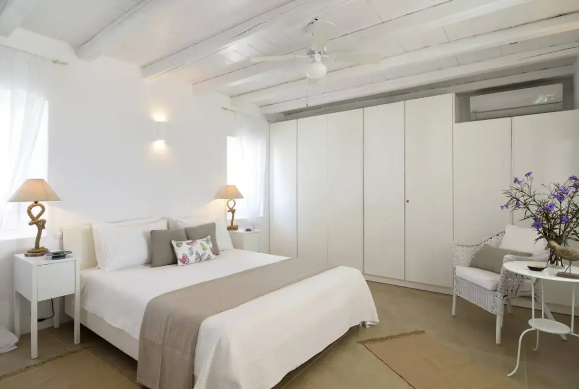 Luxury villa with dual residences and direct beach access in Antiparos