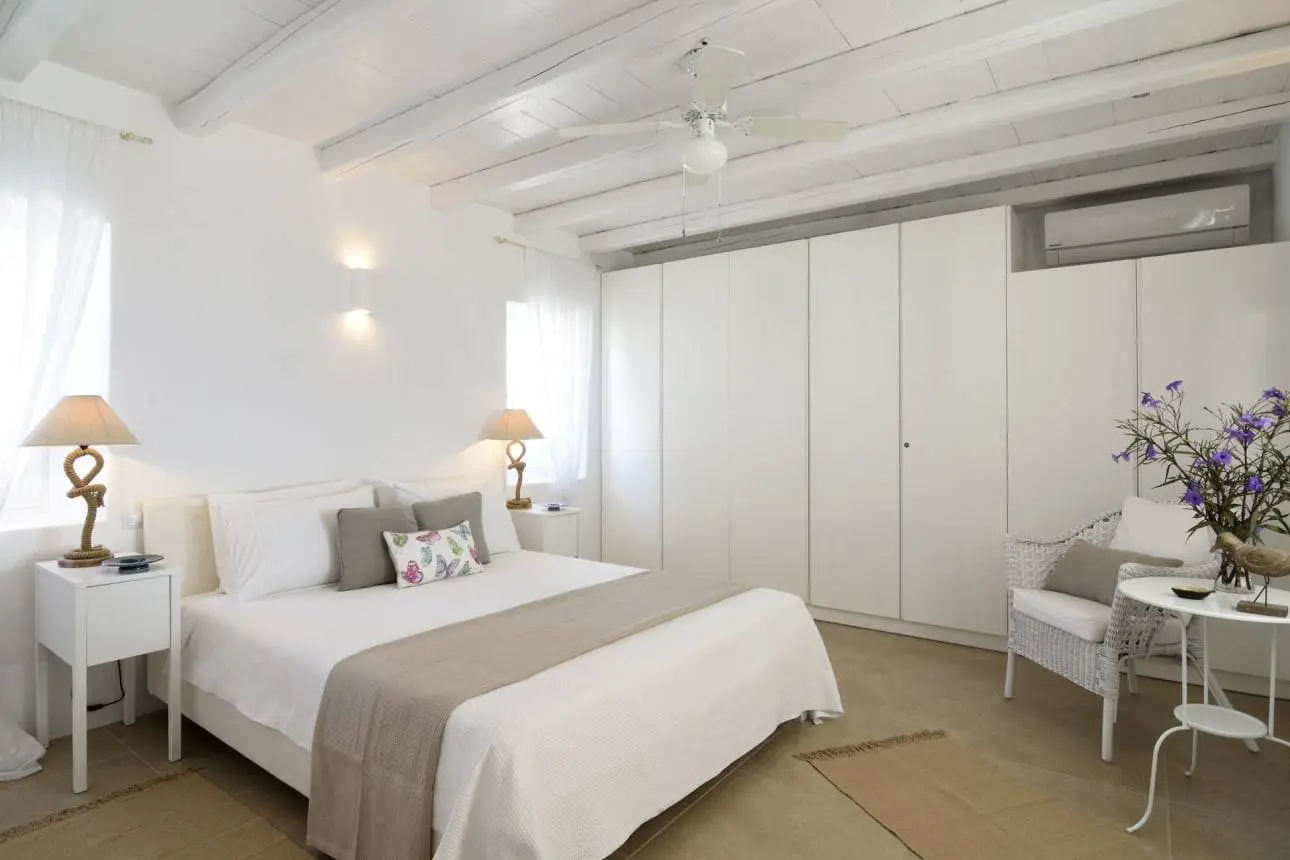Luxury villa with dual residences and direct beach access in Antiparos