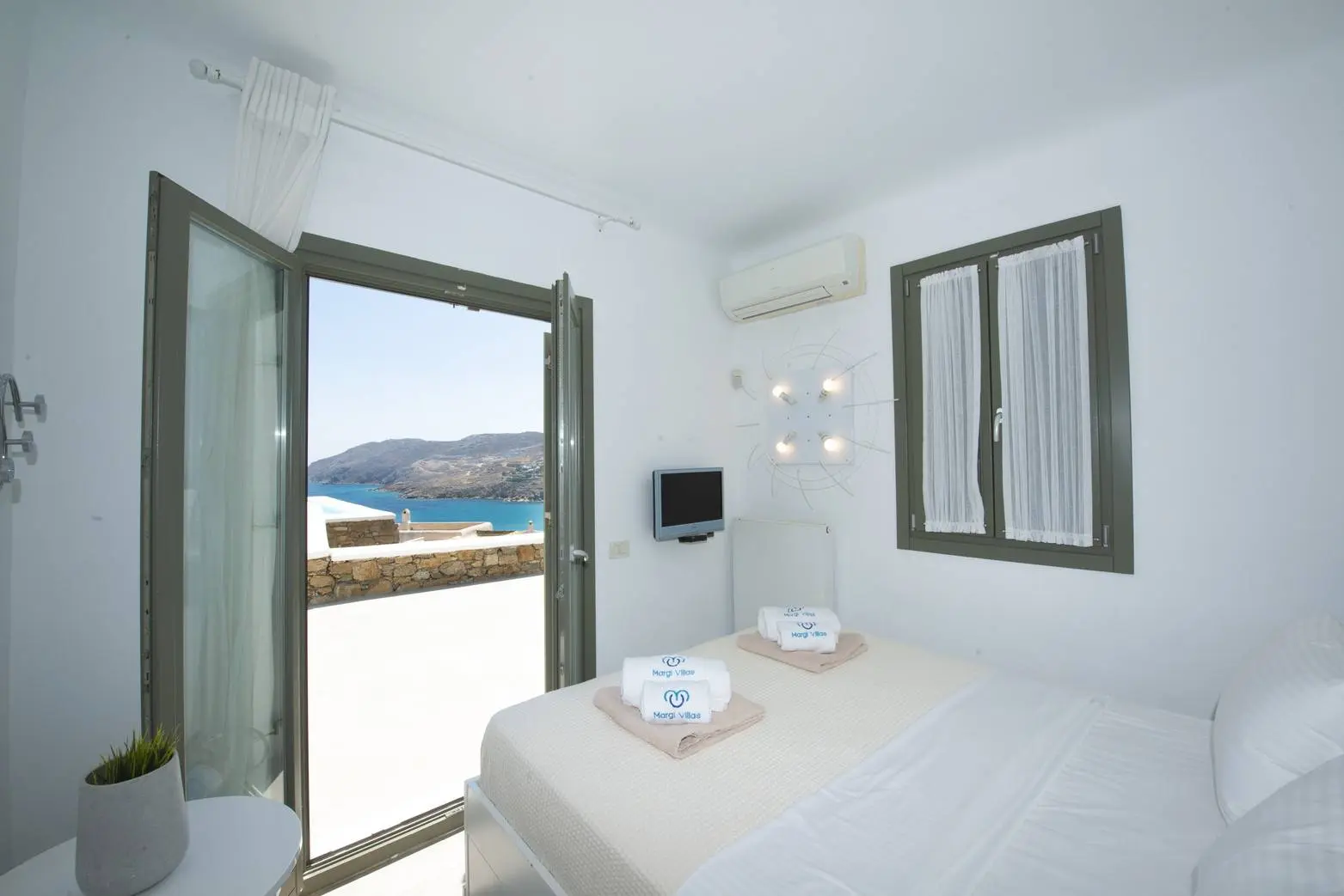 Luxurious villa overlooking the Aegean Sea, Mykonos