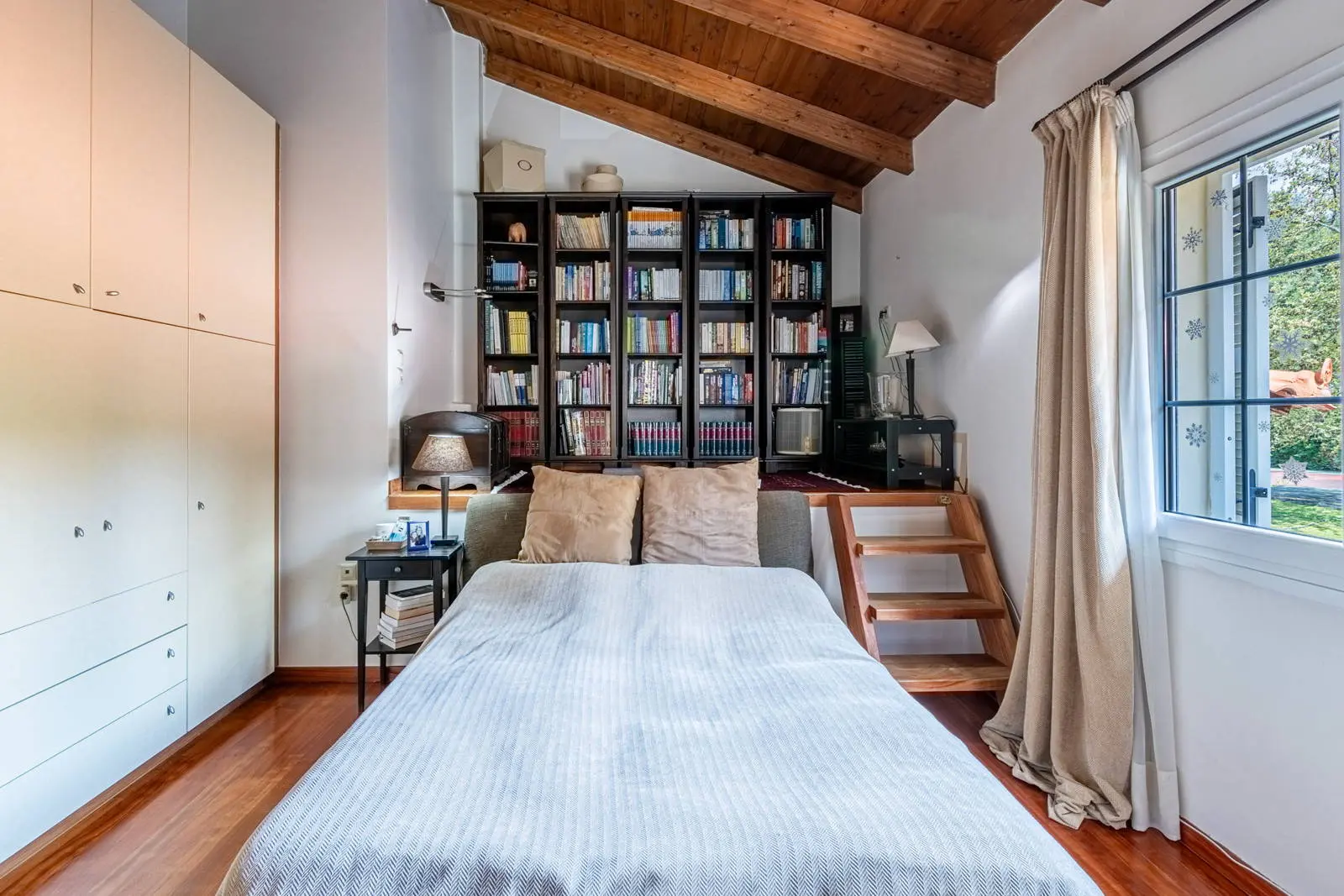 Two luxurious residences in 23,000 sq.m.