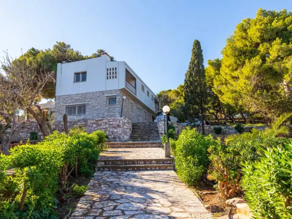 Vintage villa with sea view and large plot in Sounio