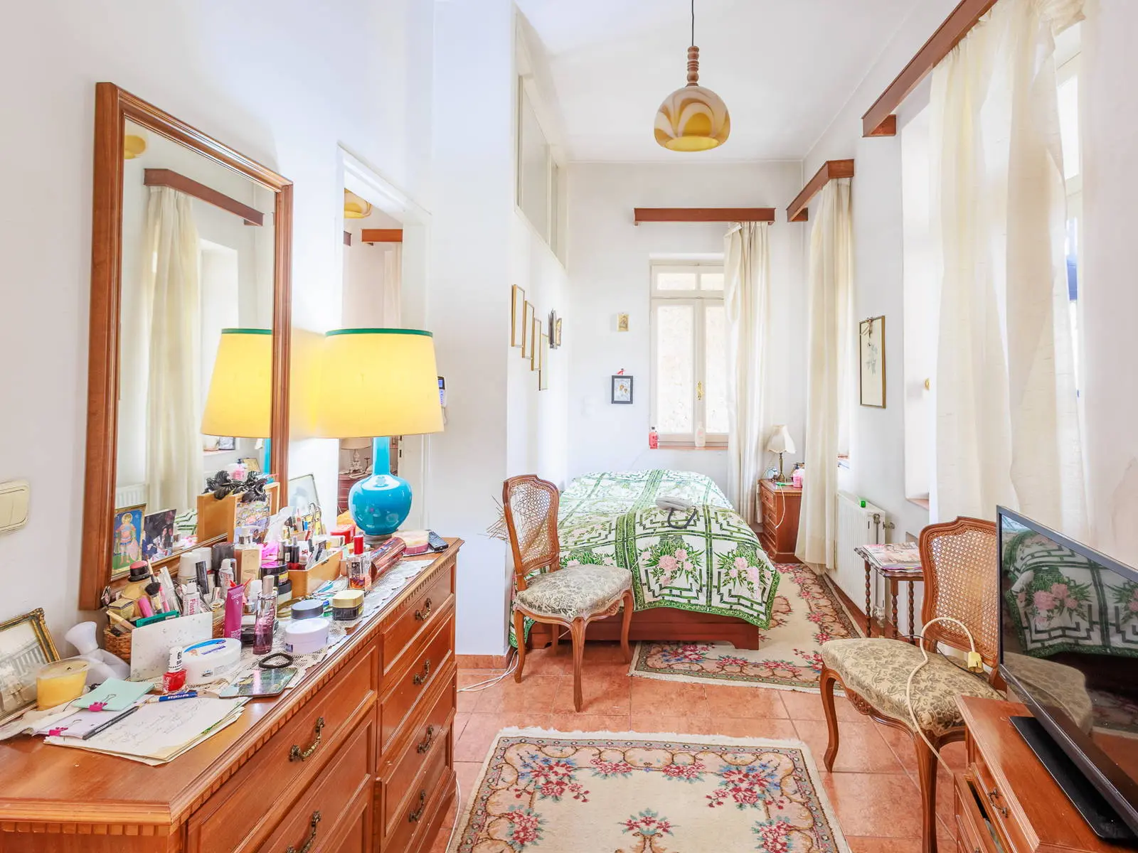 Historic detached house in Plaka with large courtyard