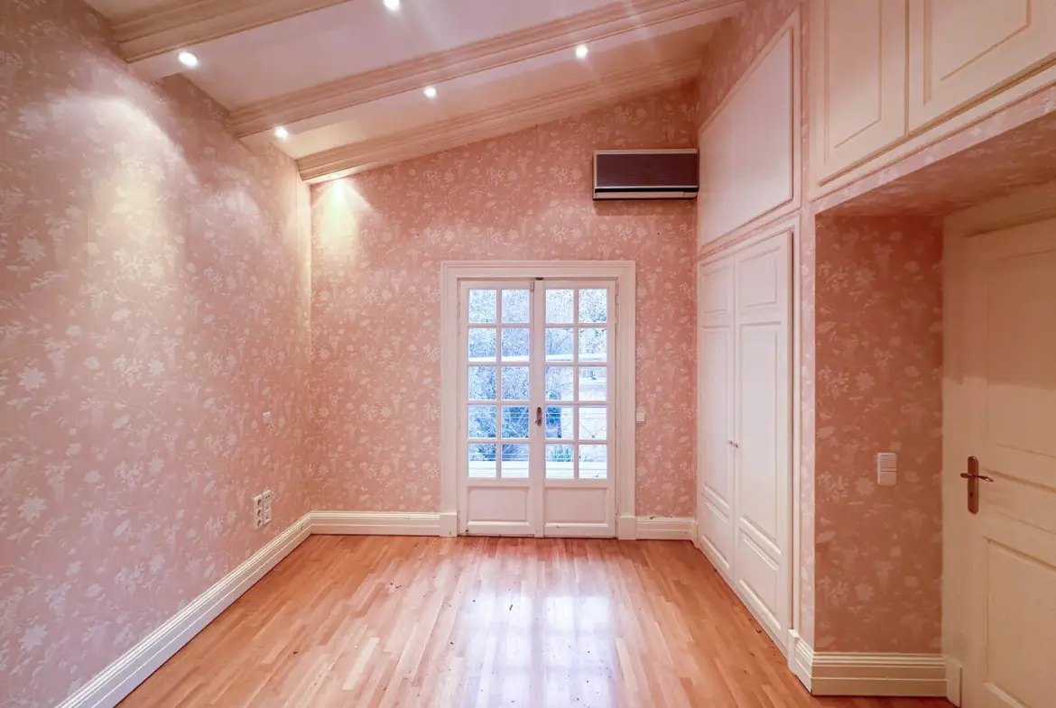 Stylish mansion comprising two residences & a large swimming pool in Nea Erythraia