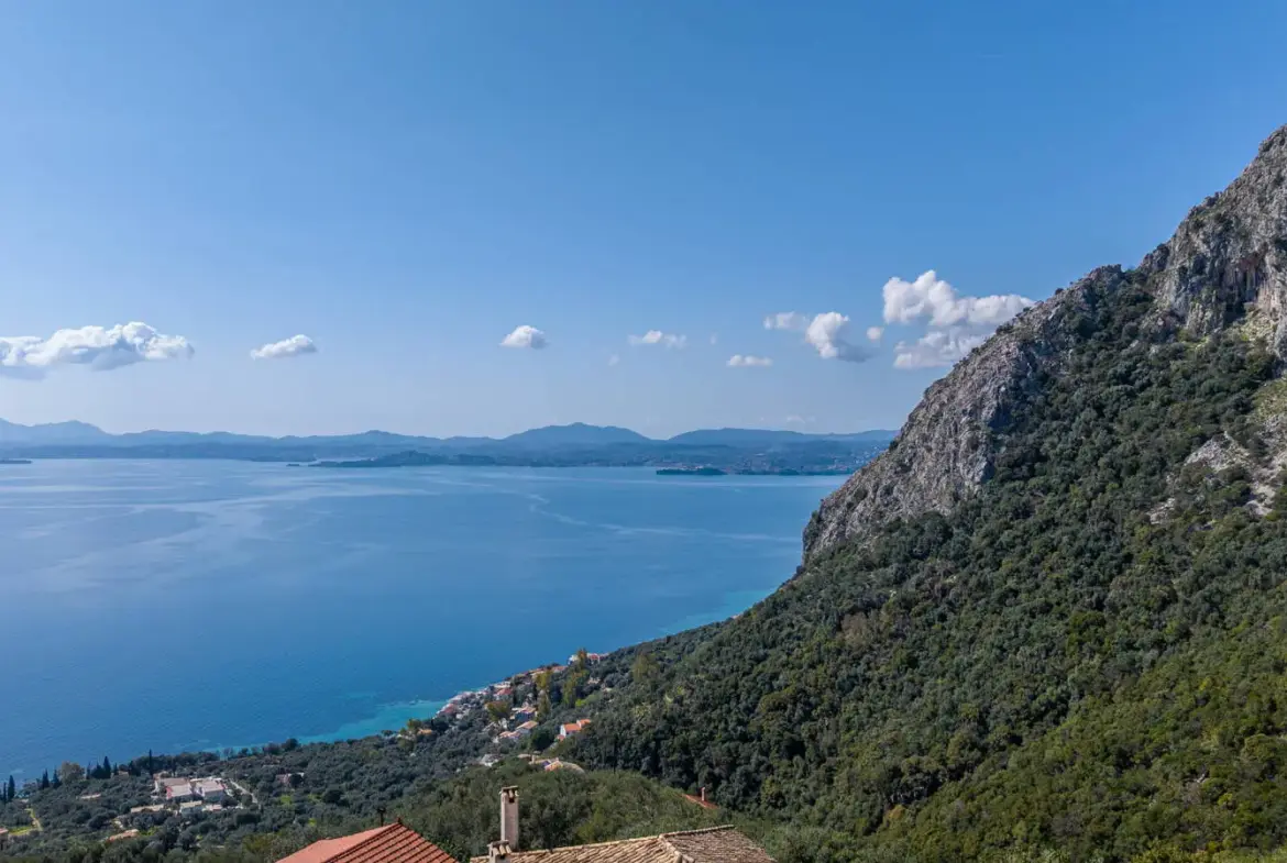 Luxurious villa with pool and views in Vigglatouri, Corfu
