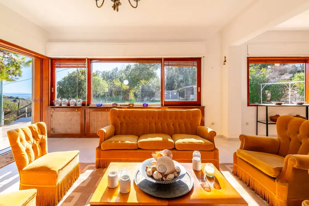 Vintage villa with sea view and large plot in Sounio