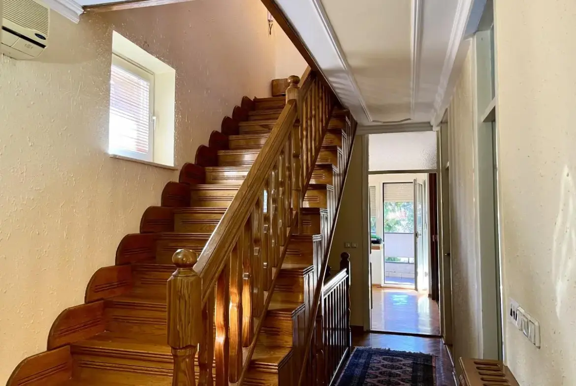 Spacious apartment in Voždovac with 5 bedrooms and a private courtyard