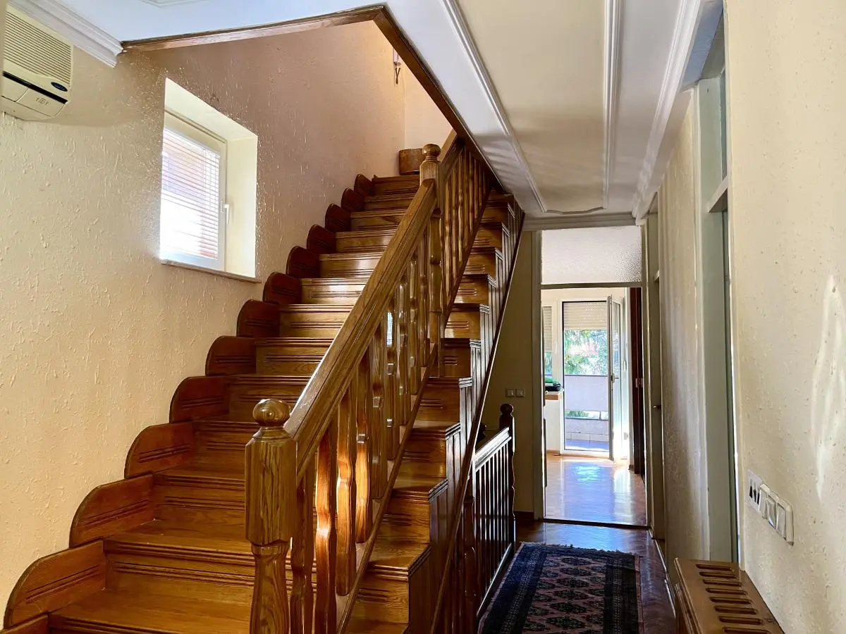 bh-9ce55c0e1140 Spacious apartment in Voždovac with 5 bedrooms and a private courtyard