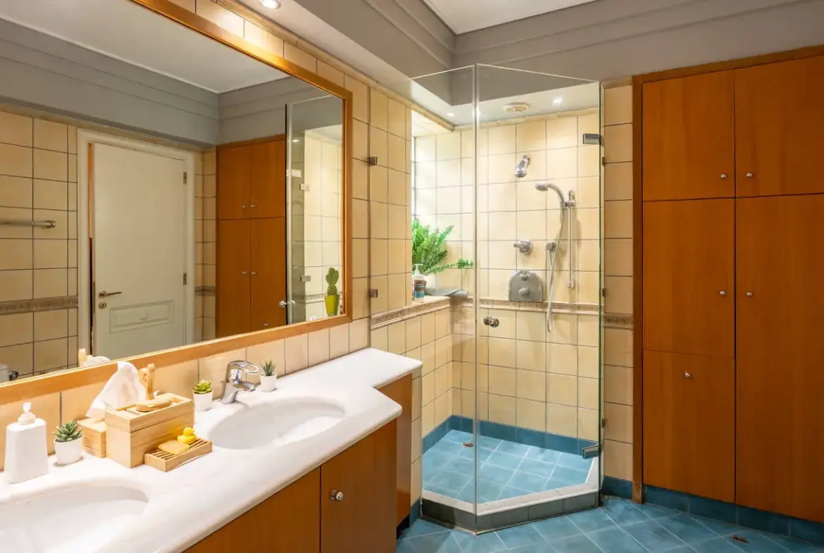High-end detached residence set on a 1,200 sq.m. plot