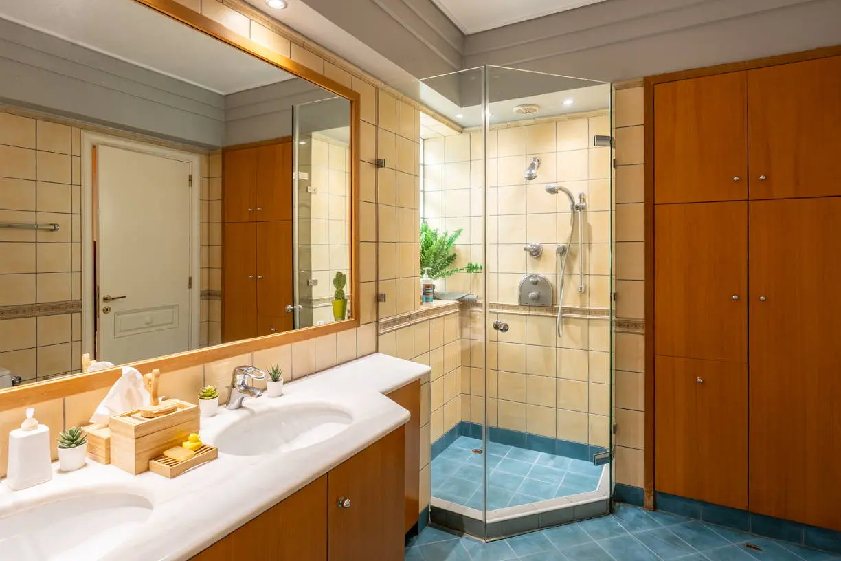 High-end detached residence set on a 1,200 sq.m. plot