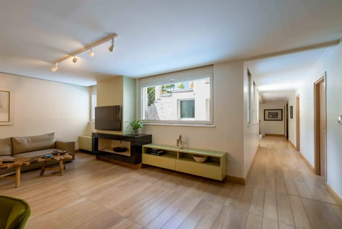 Detached residence of 666 sq.m. with garden and heated pool