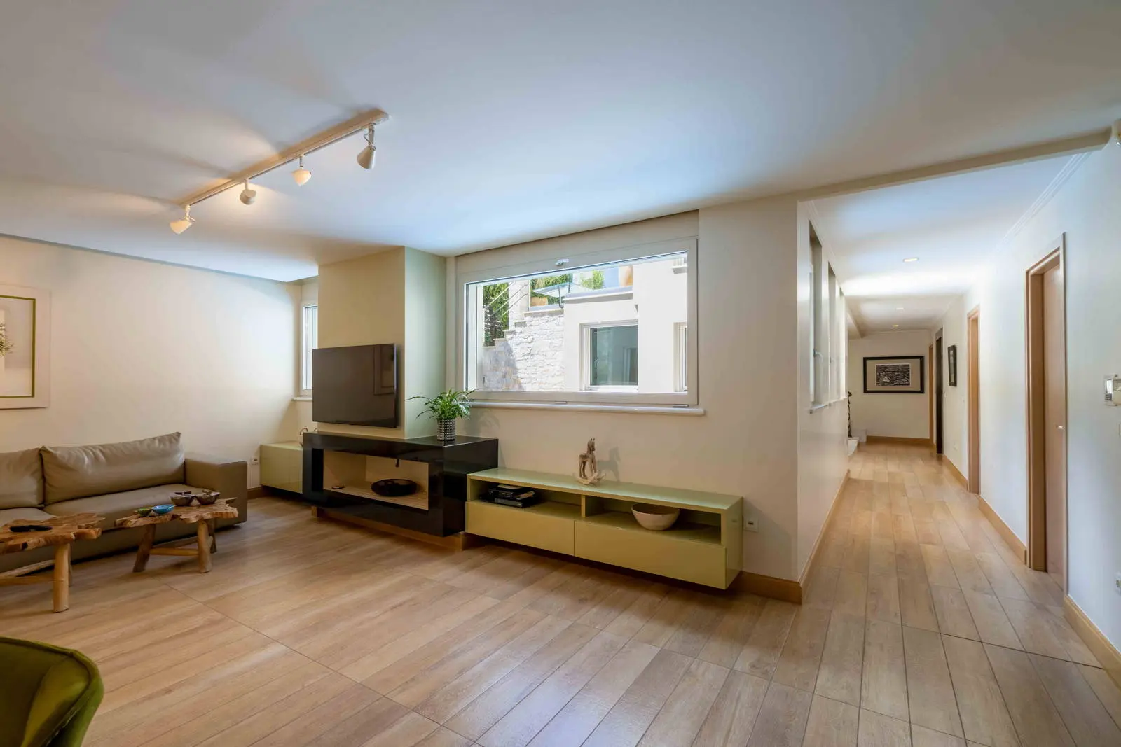 bh-a2f65b3618ed Detached residence of 666 sq.m. with garden and heated pool