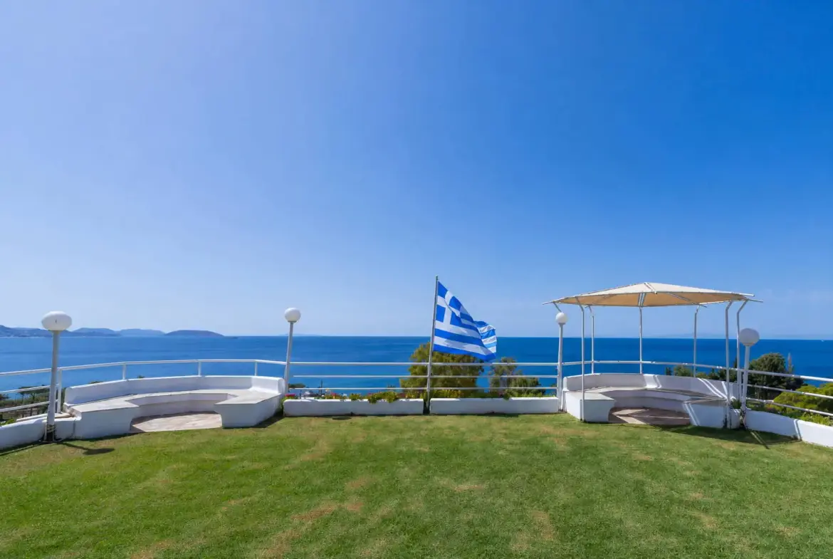 Front sea view villa with private pool in Lagonisi