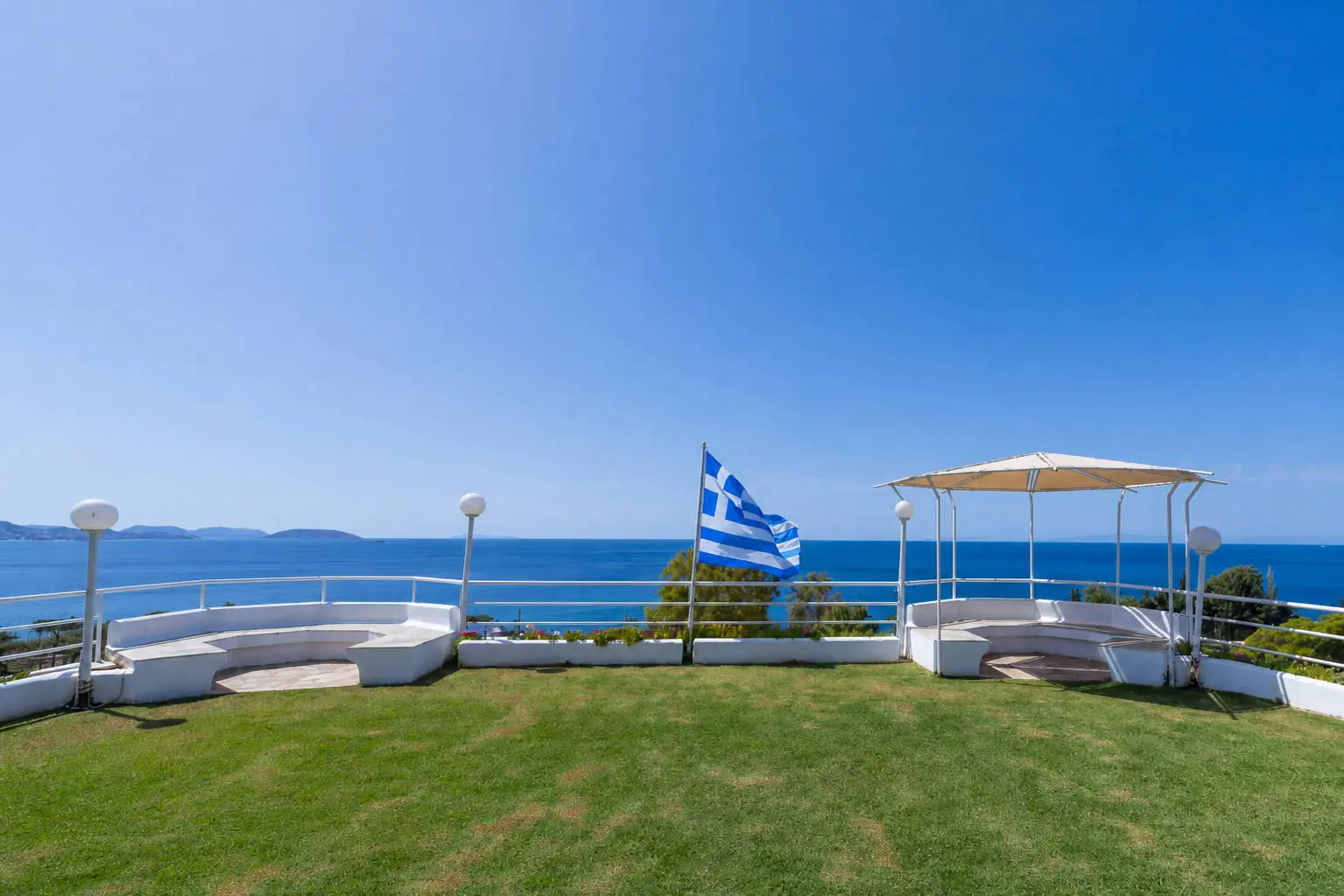 Front sea view villa with private pool in Lagonisi