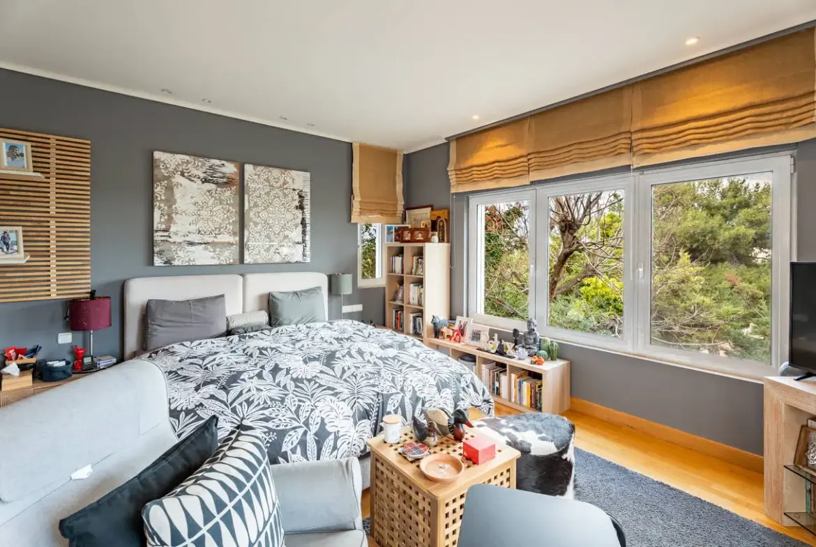 High-end detached residence set on a 1,200 sq.m. plot