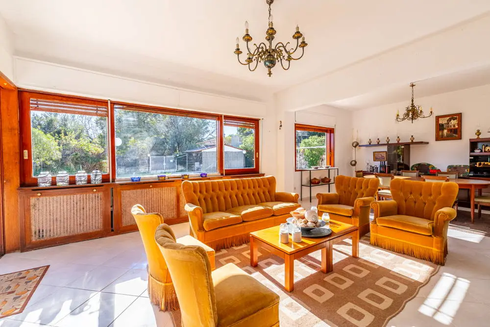 Vintage villa with sea view and large plot in Sounio
