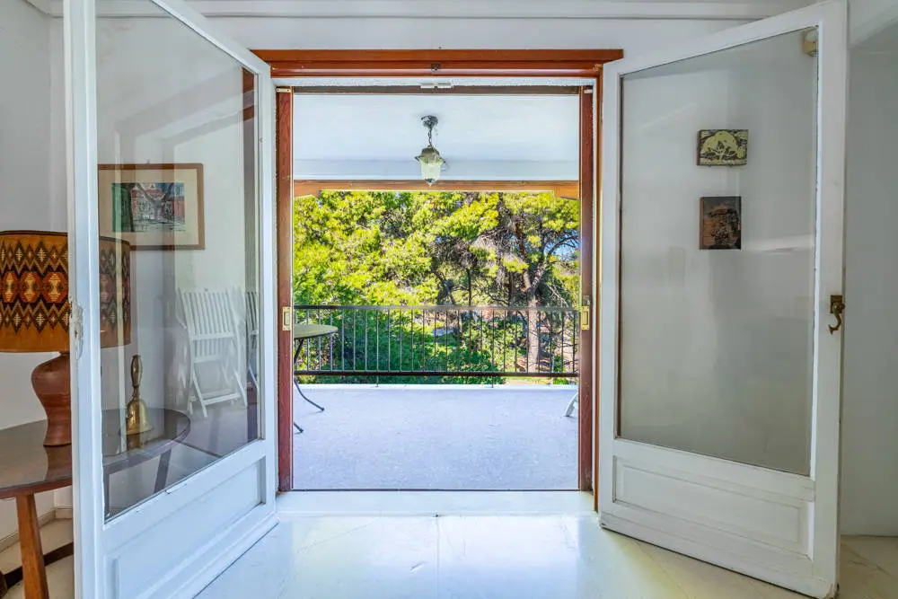 Vintage villa with sea view and large plot in Sounio