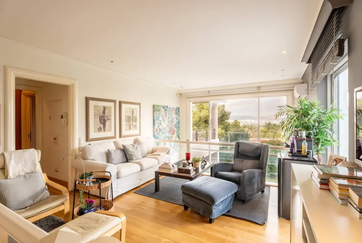 High-end detached residence set on a 1,200 sq.m. plot