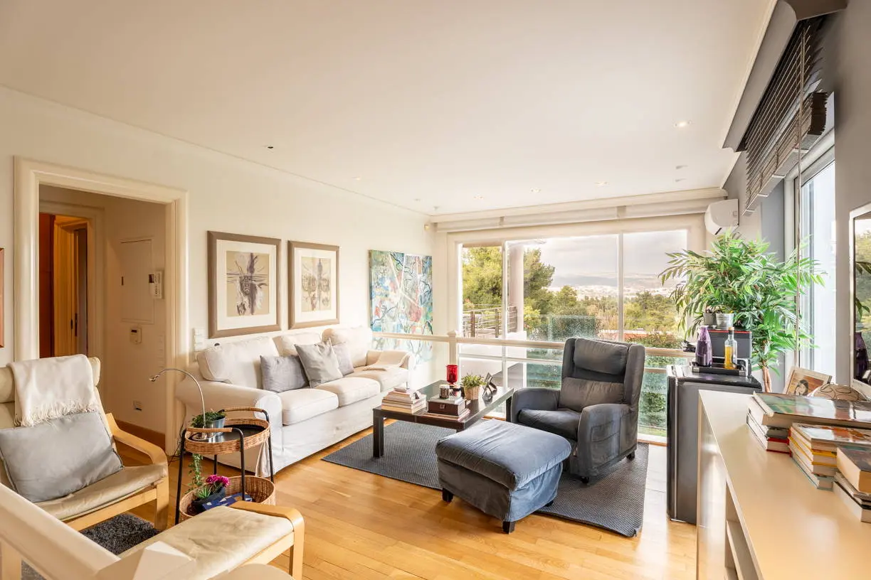 High-end detached residence set on a 1,200 sq.m. plot