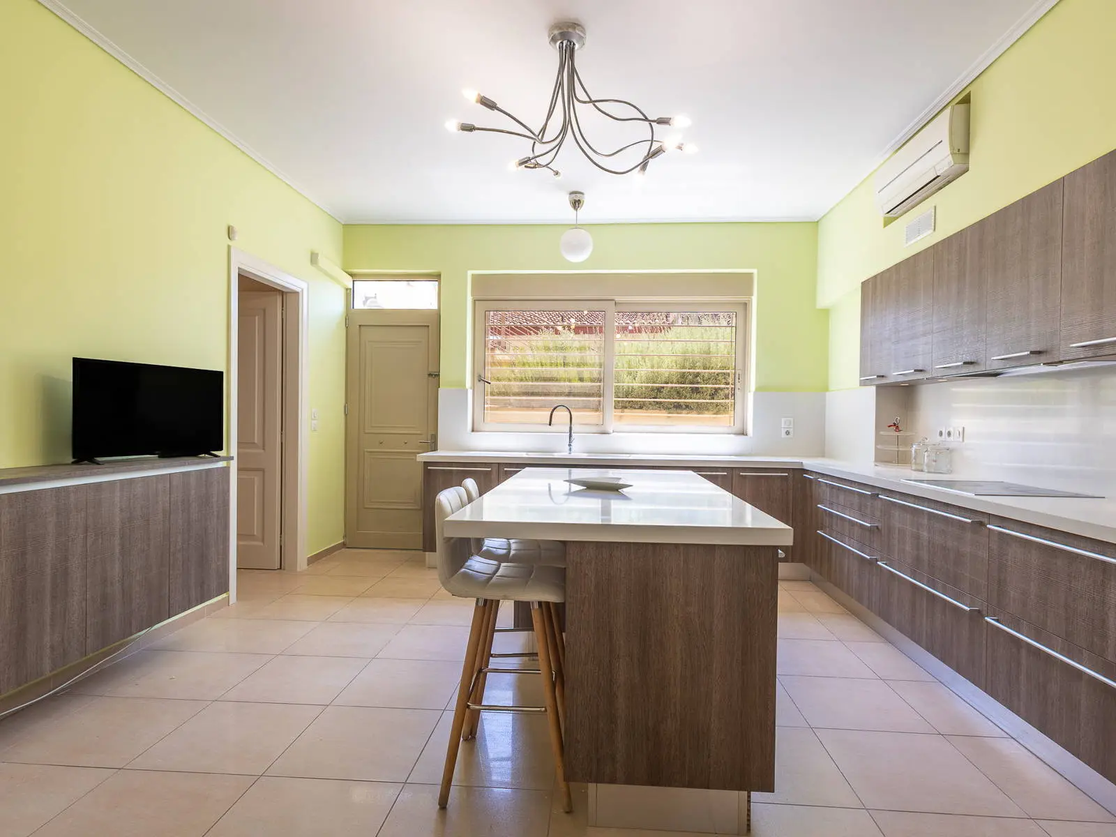 Luxurious 450 sq.m. detached house with a private pool in Agia Marina